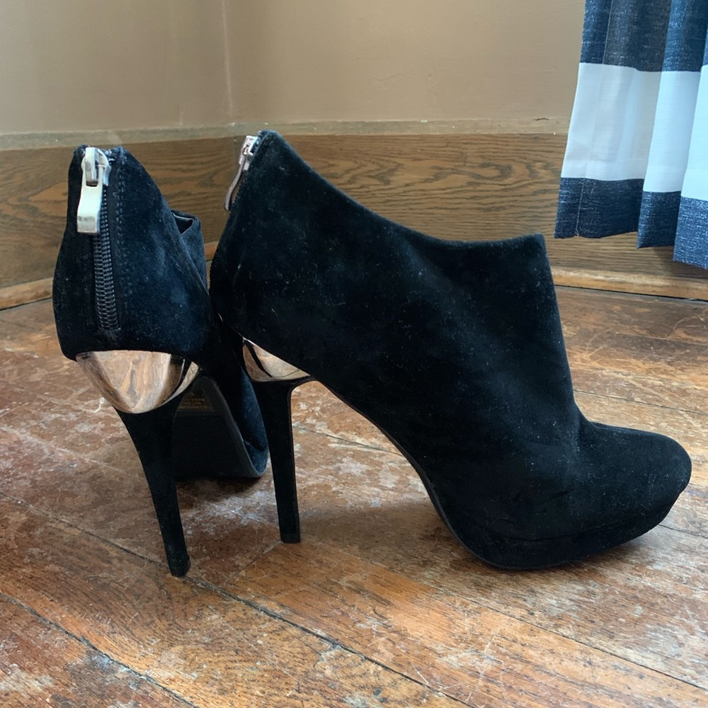 Size 8 1/2 black velvety heels. Great condition!